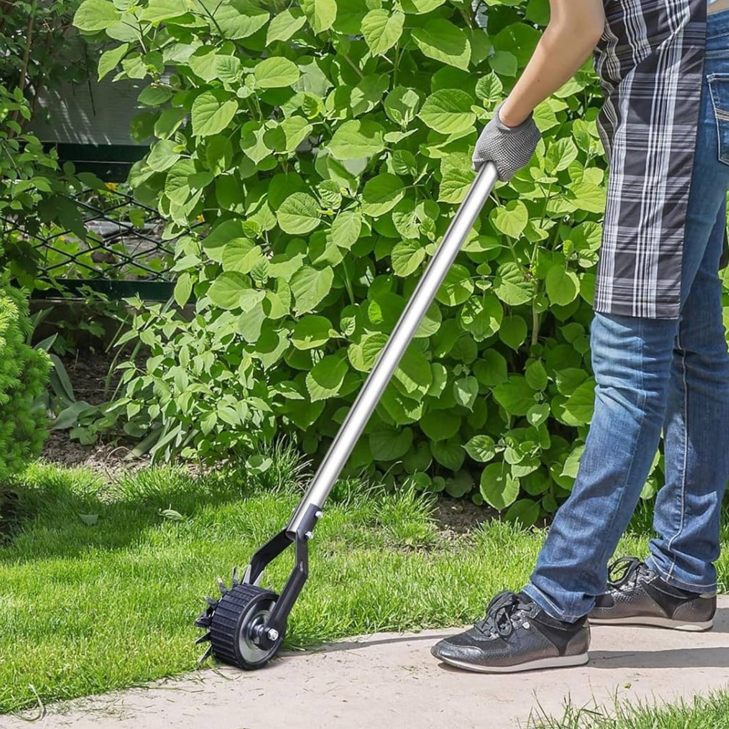 Wheel rotary lawn edger